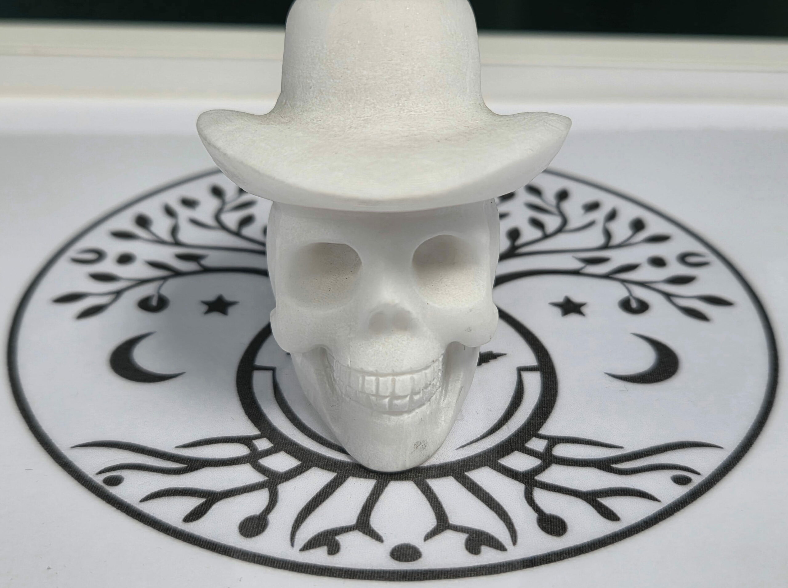 Crâne avec chapeau Jaspe blanc