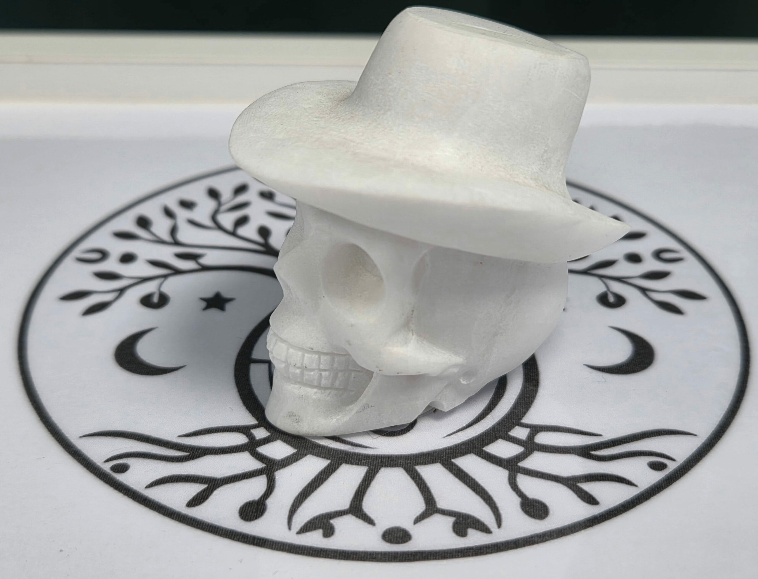 Crâne avec chapeau Jaspe blanc