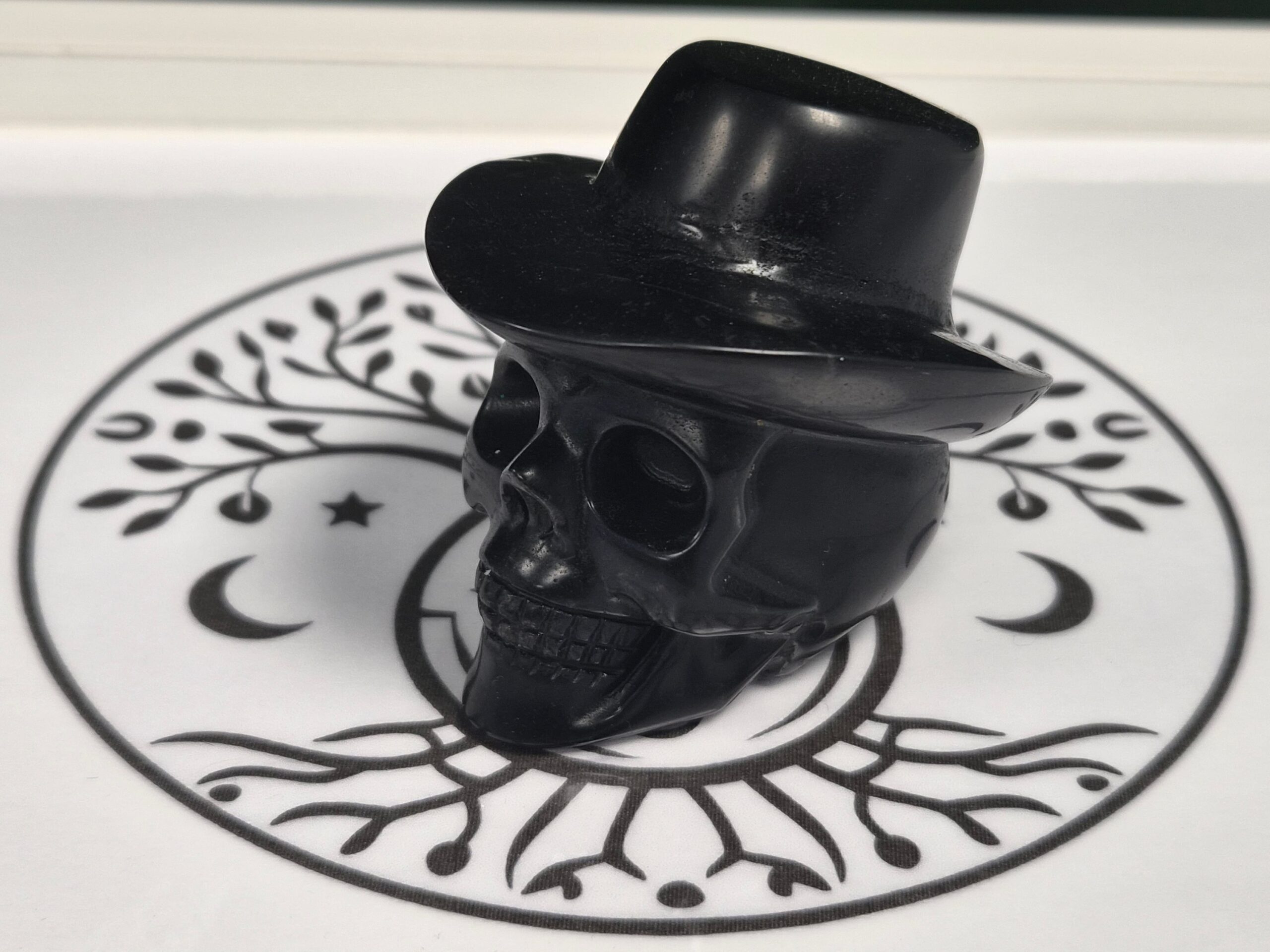 Crâne avec chapeau Obsidienne noire