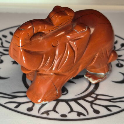 Eléphant en cristal scuplté Jaspe rouge