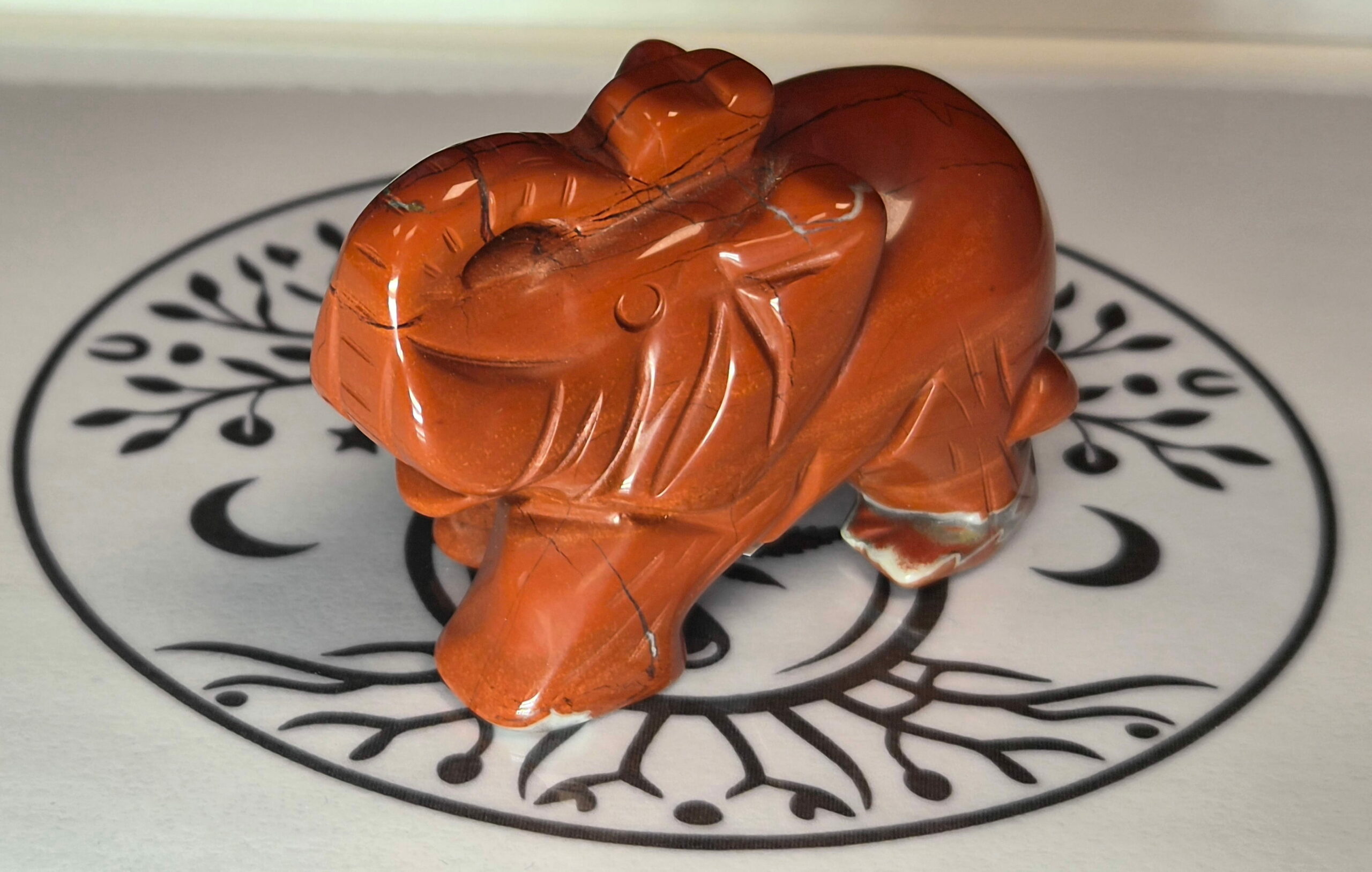 Eléphant en cristal scuplté Jaspe rouge