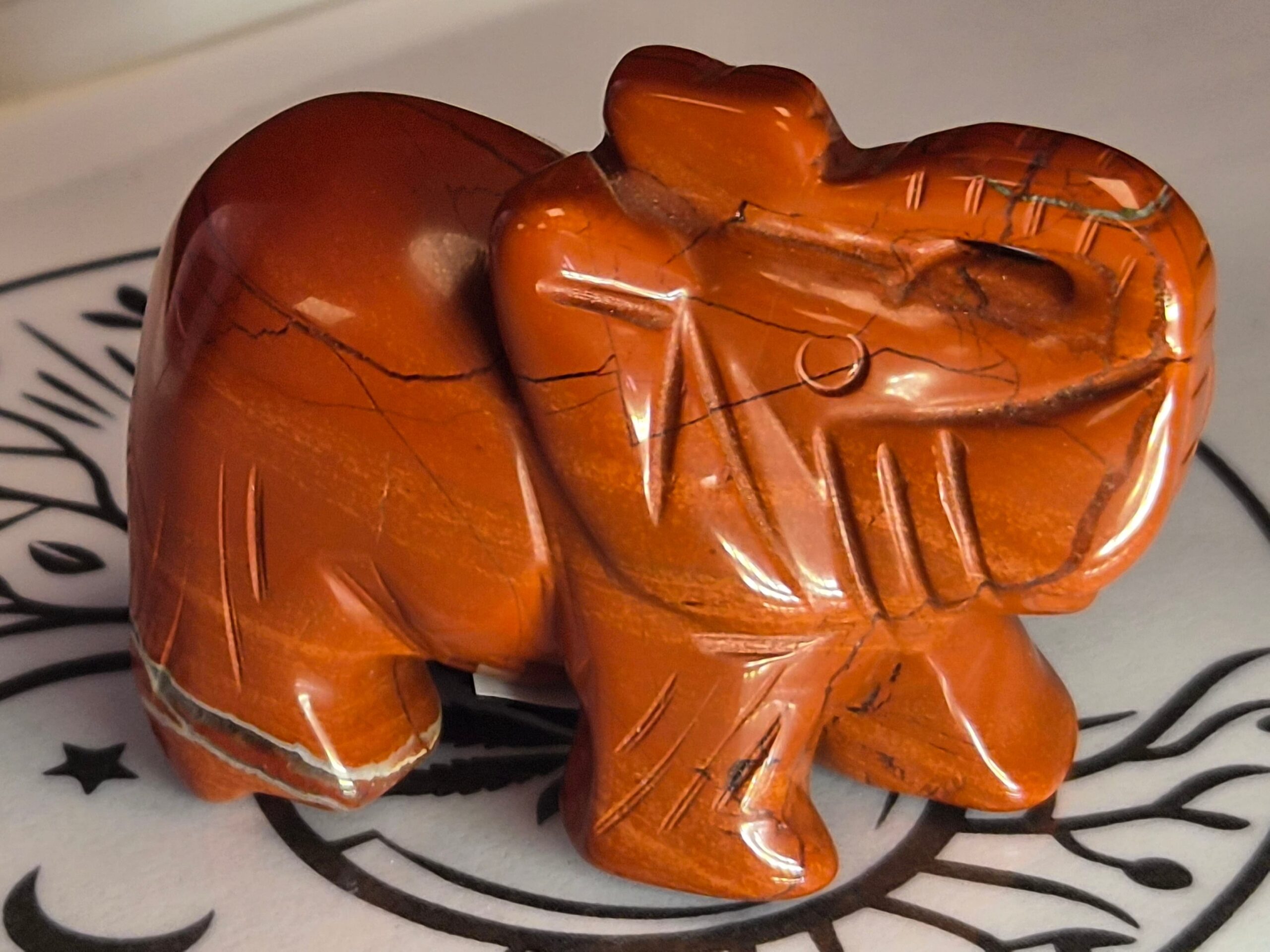 Eléphant en cristal scuplté Jaspe rouge