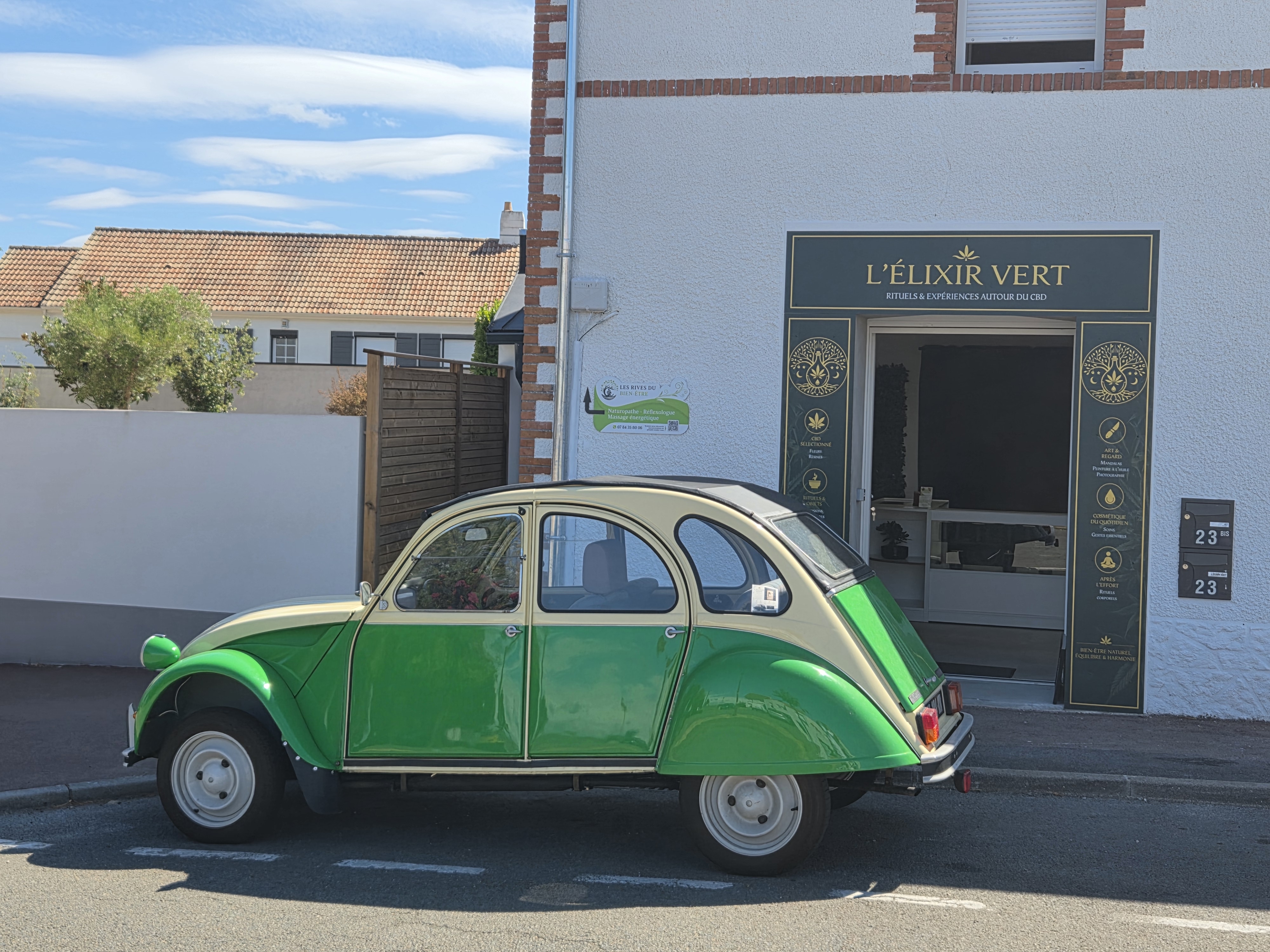 Devanture de L'Élixir Vert et sa 2CV verte