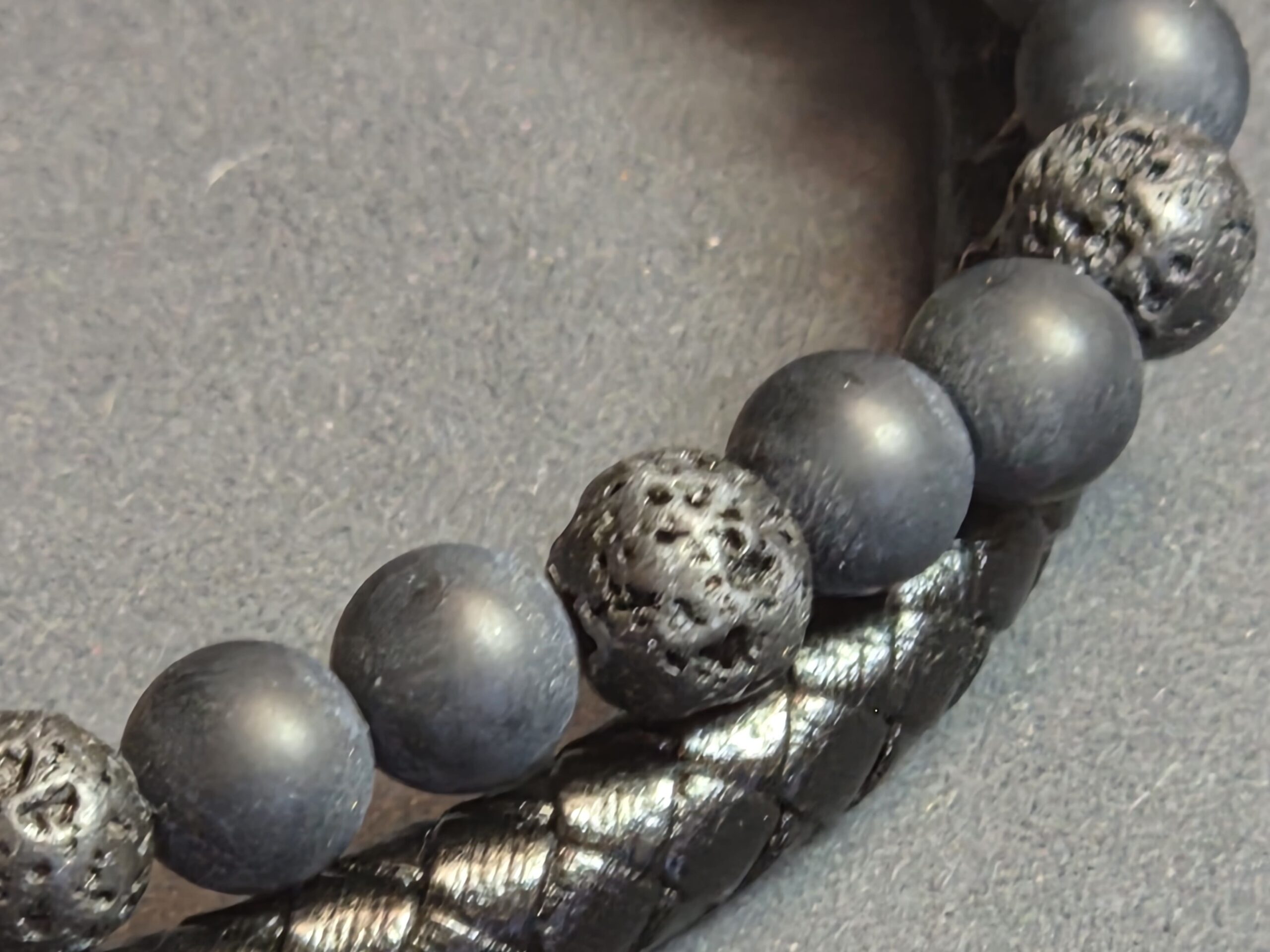 Bracelet Aska noir pierre de lave, shungite A