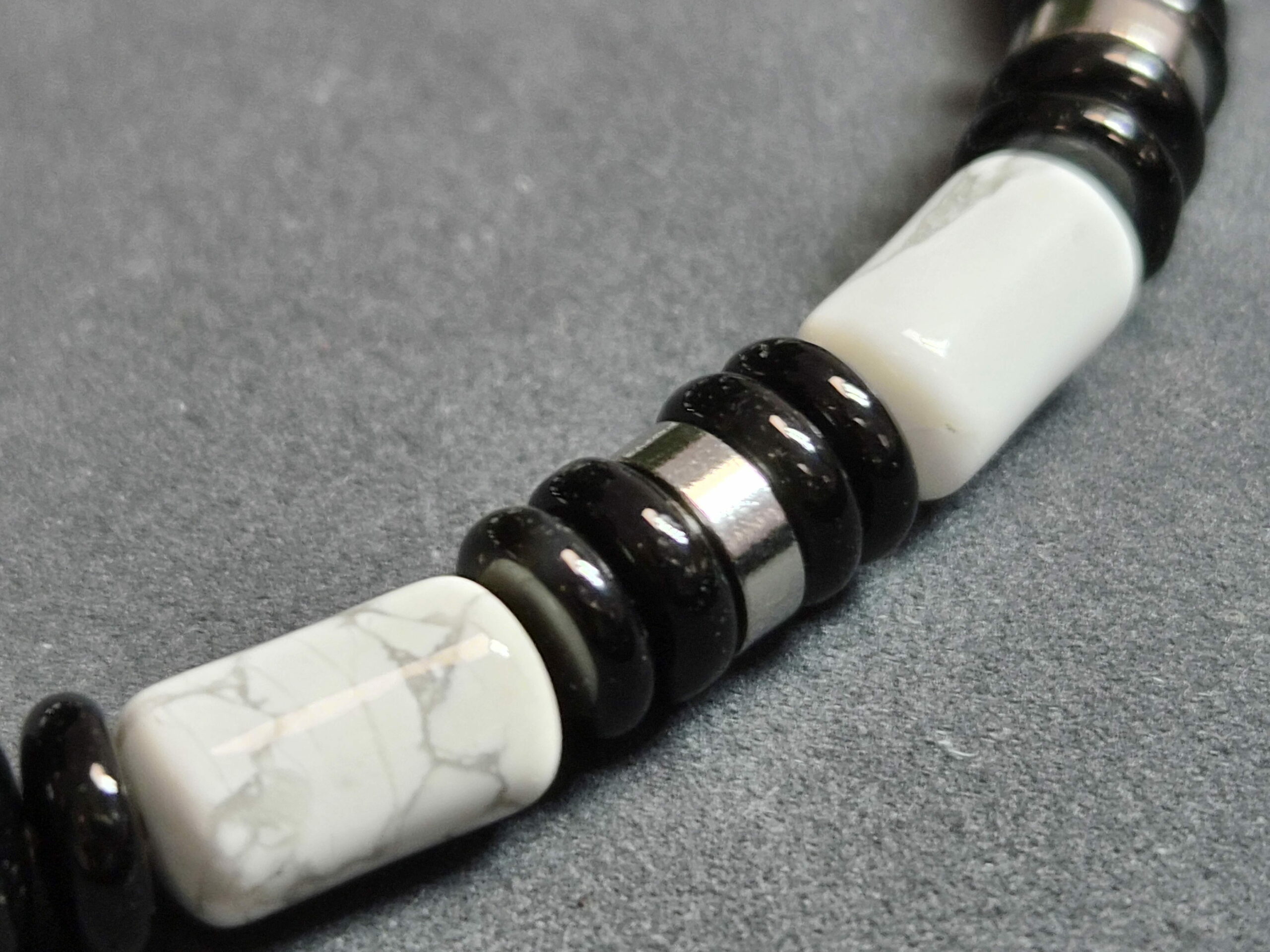 Bracelet NEMO argenté — Obsidienne noire & Howlite blanche AA